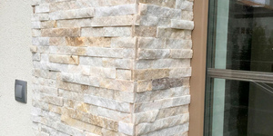 3D панели из натурального камня Кварцит Beige Quartz Classic от бренда  RKS SLATE фото фасада из камня бежевого (5)