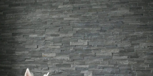 3D мозаика из камня на стену RKS SLATE Кварцит Monsoon Black Rockface фото результата в интерьере (12)