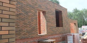 Фото кладки фасада из кирпича облицовочного Браер кладка, гладкий, 1НФ (1)