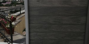 Заборная доска ДПК Bamberg Universal Board English Barnwood фото забора из дпк серого цвета (2)