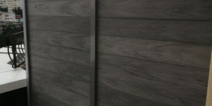 Заборная доска ДПК Bamberg Universal Board English Barnwood фото забора из дпк серого цвета (3)