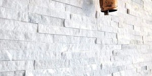 Каменная стена в интерьере фото 3D панели RKS SLATE Кварцит White Quartz Classic купить камень для стен с доставкой (3)