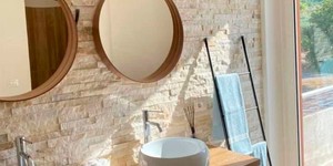 3D панели из натурального камня Кварцит Beige Quartz Classic от бренда  RKS SLATE фото каменной плитки на стене в ванной комнате (2)