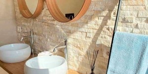 3D панели из натурального камня Кварцит Beige Quartz Classic от бренда  RKS SLATE фото каменной плитки на стене в ванной комнате (3)