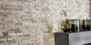 Акцентная стена в гостиной из камня 3D панели RKS SLATE Сланец Beige Slate Classic купить натуральный камень в РКС Клинкер (3)
