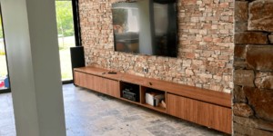 Каменная стена в интерьере из 3D панели RKS SLATE  Кварцит Biege Quartz Country фото интерьера, купить камень с доставкой в РКС Клинкер (2)