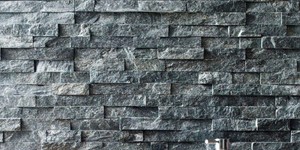 Отделка стены в ванной комнате 3D панелями из натурального камня Кварцит Black Quartz Classic от бренда RKS SLATE фото ремонта (2)