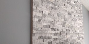 Стена из камня в интерьере 3D панели RKS SLATE Мрамор Cloudy Grey купить с доставкой (1)