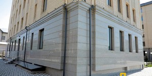 Фасад и цоколь из серой Гранитной плитки Grey Pearl от RKS SLATE купить с доставкой (3)